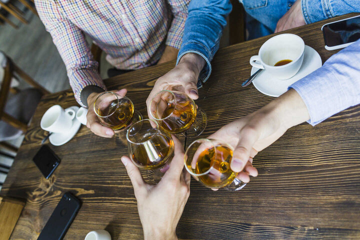 Alcool Mondain : Comment les amis et la famille peuvent être la conséquence de l'alcoolisme mondain